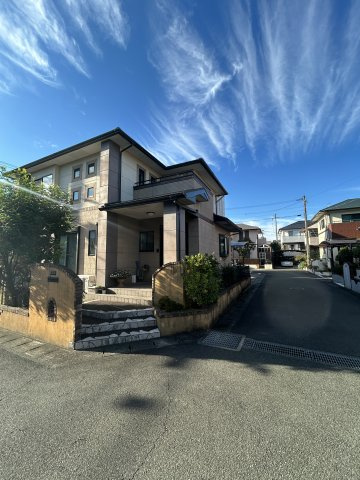 前面道路の幅は4ｍあり車での通行も安心ですね♪