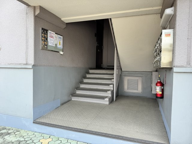 管理状態の良さがうかがえる共用エントランス。ゆとりのあるアプローチスペースが確保されており、ベビーカーや荷物を持っての移動もスムーズ。共用部分は定期的に管理されており、毎日の暮らしを気持ち良くサポート
