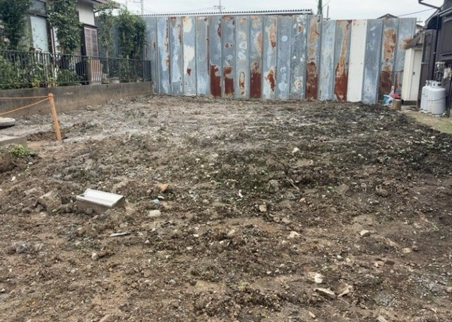 土地の形が極端に長細かったり、狭小地、あるいは道路との高低差がある傾斜地だった場合、後々売ろうとしても買い手がつかない場合もあります。後々、売却することになった時に価値の下がらない土地を選びましょう。