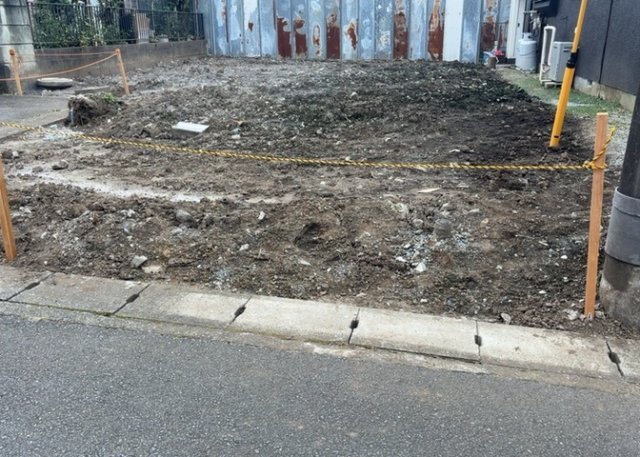 土地の面積＝住宅面積ではありません。建ぺい率の問題などで、土地のある場所によって住宅を建てられる面積は限られています。高さもしかり、「土地」という言葉の中には、建築条件も含まれると考えておきましょう。