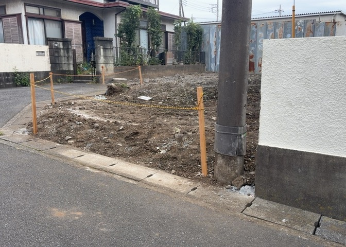 家を建てる場合、方位は要チェックです。現実的に日当たりのよい家ならばリビングは南側、建築基準法でも北側に当たる家への配慮は求められています。土地を見学に行く際は、方位磁針を持って行くようにしましょう。