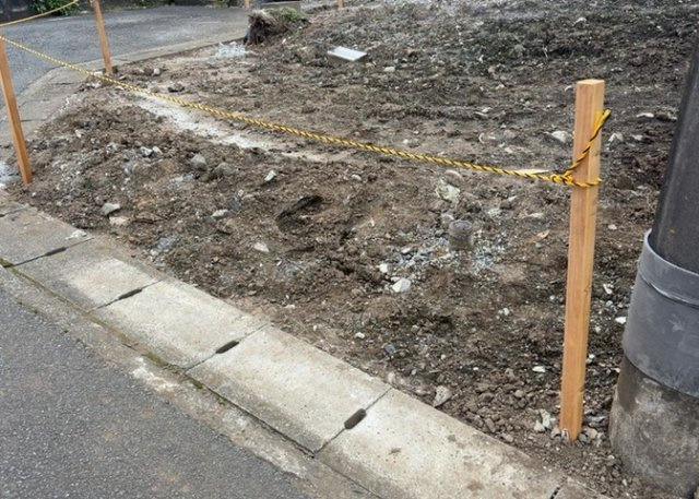 土地の前の道路に消火栓が設置されていることがあります。この場合、道路交通法第45条第1項により、駐車禁止の場所が指定されています。そのため、車庫などの駐車スペースをつくることができない場合があります。