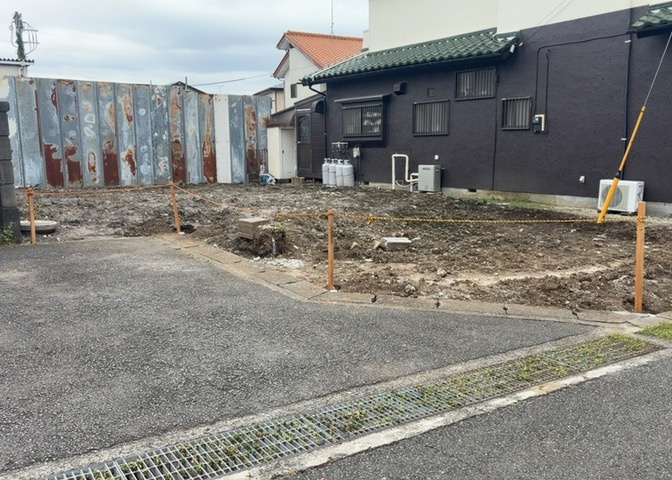 現地に行くなら、物件の周囲の地形がどうなっているかを見ることも大切です。周辺より低くなっている土地では、大雨などで水が集まりやすいため、地盤が弱くなっているということも考えられるため、注意が必要です。