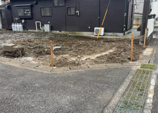 土地購入を検討されている場合、境界杭がない状態で購入してしまうと境界確定測量をする必要があり、費用がかかります。購入の前に、売主、隣土地所有者立ち合いのもと境界を確定し境界杭を設置するのがベストです。