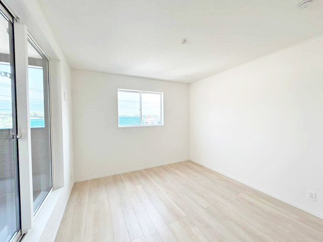 2階5帖の洋室。クローゼット完備。バルコニーに面した明るいお部屋です。（施工例）