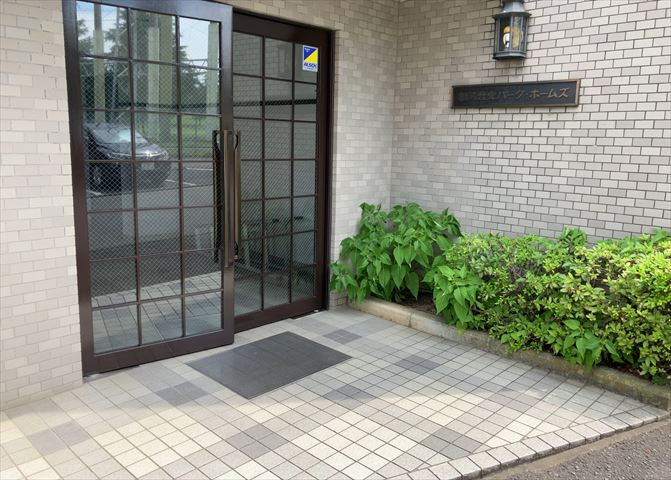 マンションのエントランスには、もともと風よけや防犯の役割がありますが、マンションによって宅配ボックスなどの設備が備わっている所もあります。日々の生活をイメージしながら生活しやすさをチェックしましょう。