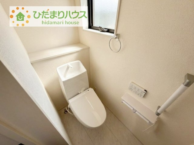 小窓が付いているので、トイレも明るい空間になっております♪