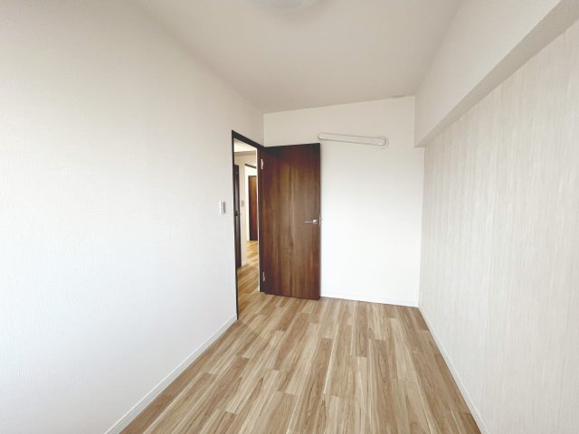 落ち着いた色調の洋室です