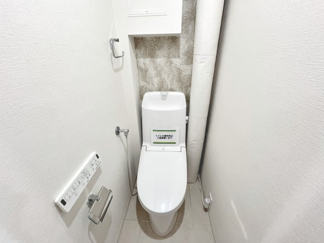 落ち着いた色調のトイレです
