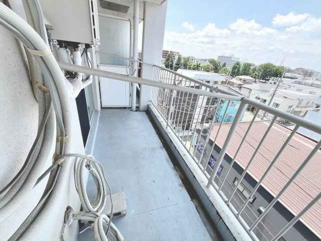 外からの目が気にならないバルコニーで洗濯物が干せます