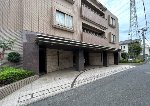 エントランスには車寄せも準備されています