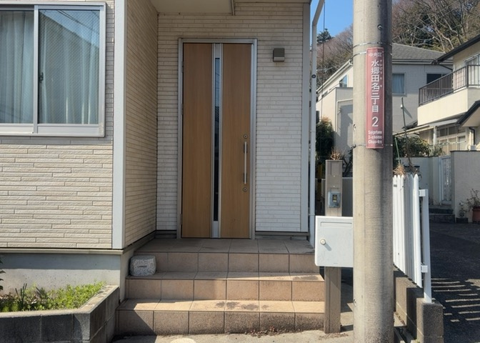 玄関は家の顔でもあり、家族以外の目にも止まる場所です。玄関は外との間を仕切る扉、靴などをしまっておく収納スペース、靴脱ぎのたたきスペース、来客とのやり取りをするドアホンなど複数のアイテムからなります。