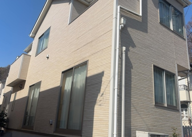 木造住宅とは土台、壁、柱など建築物の強度を支える構造体の材に木が使用されている構造を指します。構造体は建物の自重を支えるだけではなく風圧や水圧、積裁荷重などあらゆる衝撃に耐えるための基礎です。