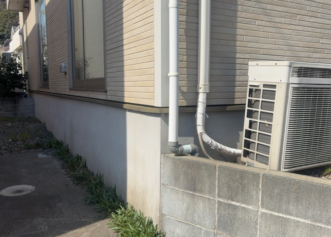 建物の基礎工事の方法は、主流となっているベタ基礎（防湿基礎）と布基礎の2種類に分類され、床下の通気性や耐久性などに違いがあります。建物の基礎部分の構造や付帯設備など詳細については現地でご確認ください。