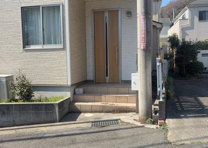 玄関ポーチにおいて最も重視すべきと言っても良いのが広さです。適切な広さの玄関ポーチでないと外見的なバランスは崩れてしまいますし、何より使いにくくなってしまいますので、現地で実際に下見をしてみましょう！