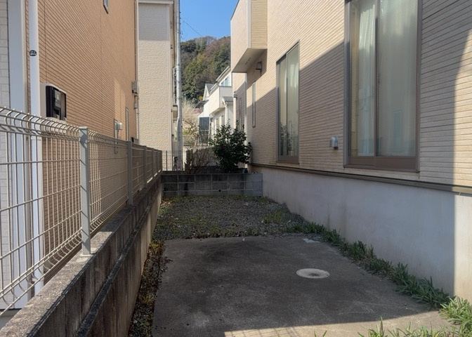 敷地内に散水栓や立水栓があると便利です。水道水を直接利用できるため、水を運ぶ手間を省くことが出来ます。大量の水を必要とする洗車作業や清掃などに役立ちます。その他設備とあわせて、現地でご確認ください。