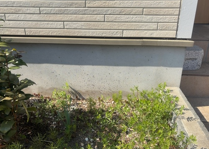 床下換気口は、床下に湿気がこもることを防ぎ、効果的に換気を行うために設置されています。床下換気口が設置されていない建物は、基礎パッキング工法などにより換気を行なっています。詳細は現地でご確認ください。