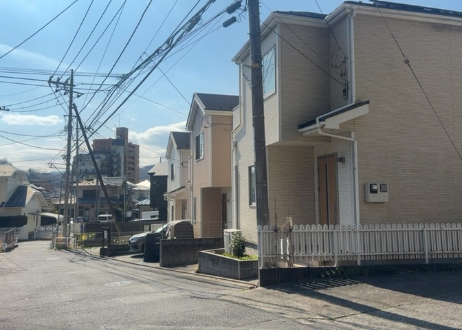 南側道路の場合は長い時間光を入れ込むことができるため、庭やリビングを道路側に持ってくることが多く土地価格も高い傾向にあります。一方北側道路だとリビングや庭が南側になりプライバシーを守ることができます。