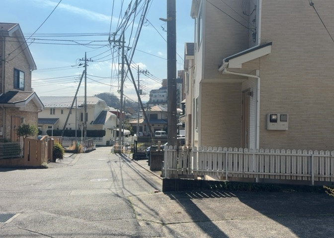 東側道路の場合は居室を南向きに設計しやすいため、朝日が入りやすいというメリットがあります。一方、西側道路も東側同様に居室を南向きに設計しやすいのですが、住宅地だと朝日が入りにくいという弱点があります。