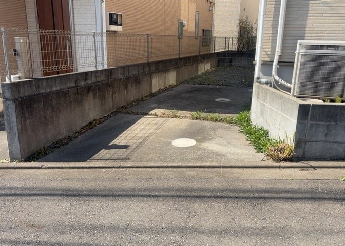 車一台あたりに必要なスペースは、標準サイズの普通自動車で横幅2m50cm、長さ5mは必要になります。ただし、乗降のことも考慮して横幅3m30cm、長さ5m50cmほどは確保できるところを選びましょう。