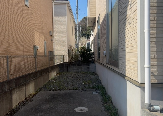 庭のある家に住むことのメリットとして、子どもたちの遊び場を確保できること、ガーデニングや家庭菜園を楽しめること、明るさを確保できることがあります。また、配置を工夫することでプライバシーが確保できます。