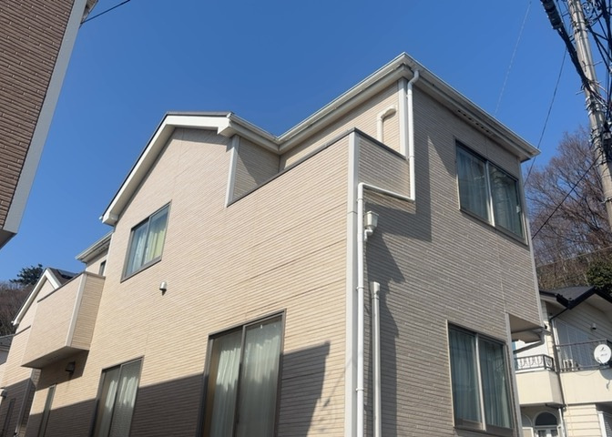 バルコニーは、建物内から室外へ楽に出入りできる便利なスペースです。また、バルコニーには手すりを付けることが義務付けられており、手すりの高さは110cm以上で施工することが建築基準法で定められています。