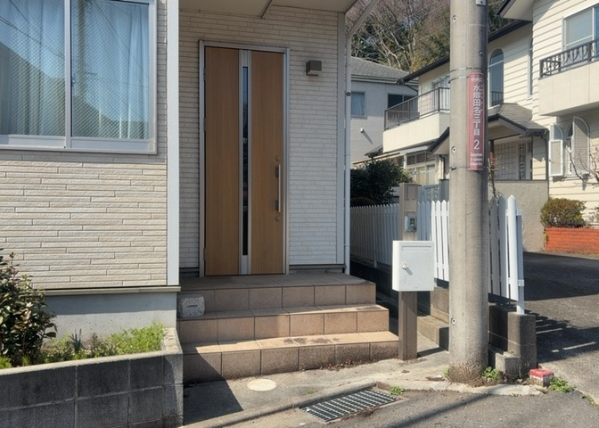 玄関は家の顔と言っても過言ではありません。現地を見学する際は玄関の広さや全体のバランスなどを見てみるといいでしょう。一般的なアプローチのしやすさだけではなく、お年寄りにも優しい設計のものだと安心です。