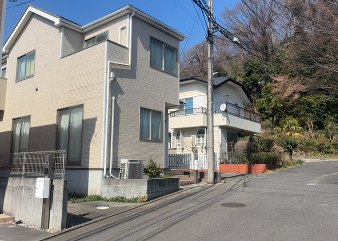 住宅用の土地では前面道路に2m以上接していなければならないと法律で定められています。しかし、お持ちの車のサイズやライフスタイルなどにより、2mでは利便が悪い場合もございますので、事前に確認しましょう。