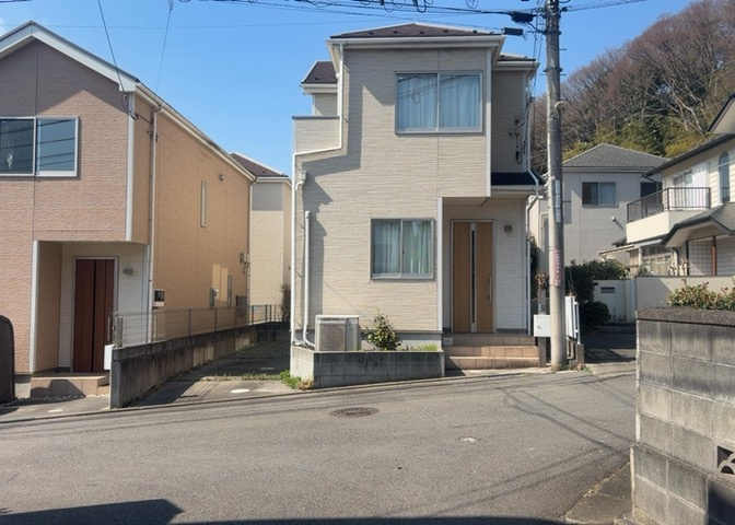 道幅が広い場所は日当たりや風通が良好です。幅が広いのですれ違いも可能ですし大きな車でも駐車可能！一方で、大型車が通ることも多くなるため交通量の増加により騒音に繋がります。また土地の値段が高くなります。