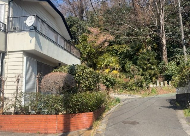 桜や紅葉の名所に出かける人は多いと思いますが、家にいながら季節の移ろいを感じる生活を送りませんか？リビングや窓から見える景色が生活を彩るワンポイントに！現地から見える景色を堪能してみては如何でしょう。