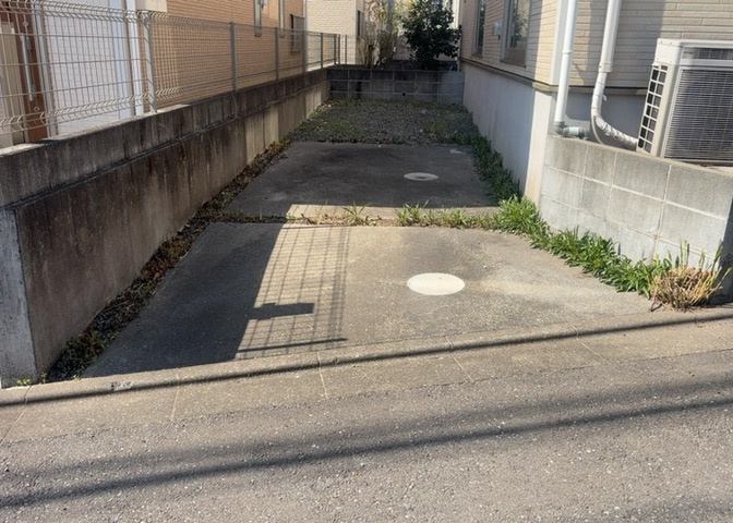 駐車場と明記されていても、最小スペースでつくられた駐車場だと大型車は駐車できなかったり、出入りしにくくなったりする可能性があります。お車のサイズと購入したい物件の駐車場のサイズを現地で確認しましょう。