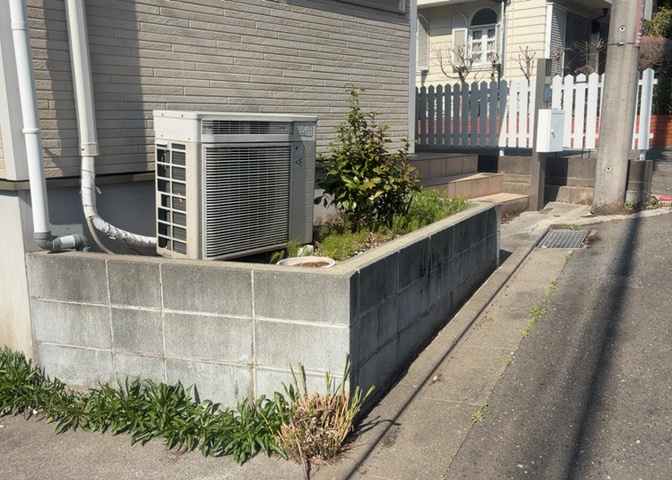 庭があることでガーデニングや家庭菜園はもちろん、こどもの遊び場やペットを放して遊ぶことができます。また、家の周囲に余裕があるということです。隣地との間があれば、十分な日当たりと、風通しが確保できます。