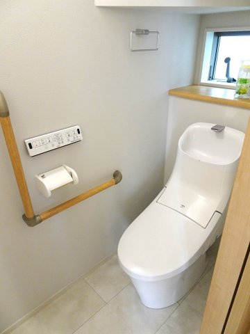 1階、2階どちらにも節水省エネ仕様のシャワートイレを採用しています。窓もあるので空気の入れ替えも楽にできます。