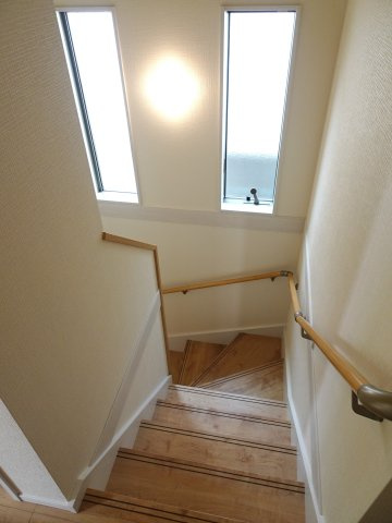 階段を上がり降りる時などに手すりも標準装備なので、小さなお子様やお年寄りの方にも安心です。