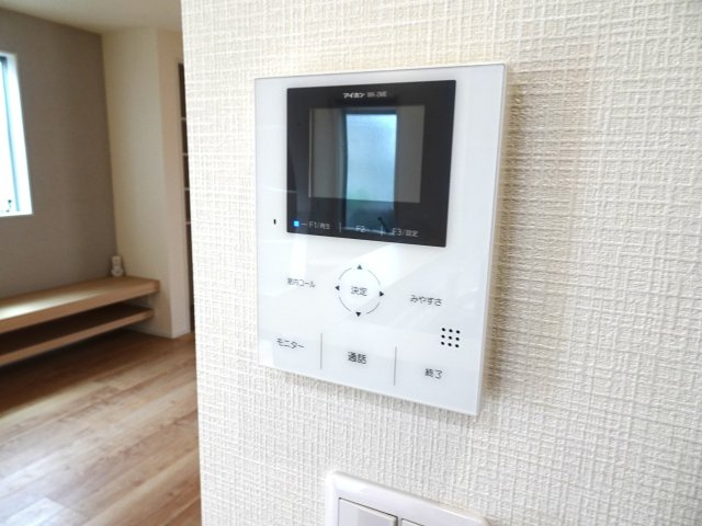 モニター付きインターフォンで玄関を確認しなくても誰が来たのかすぐわかります。また、姿を見られたくない空き巣や不審者が嫌がるため、防犯効果を高めることもでき、お子様のお留守番も安全・安心です。