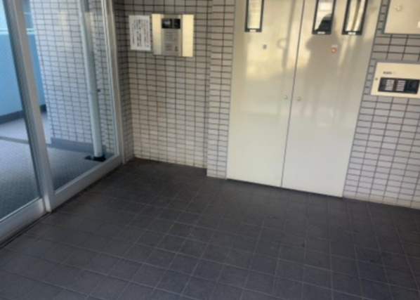 共有部分は、住民なら誰もが使える設備のこと。例えば駐車場やエレベーター、インターネット設備、セキュリティ設備などがあります。他にも、マンションの廊下・外部階段やエントランス・ゴミ置き場などがあります。