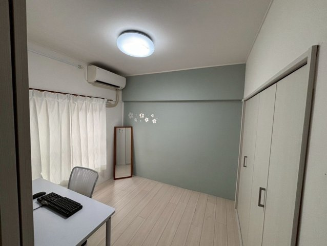 西向き4.5帖の洋室です。
