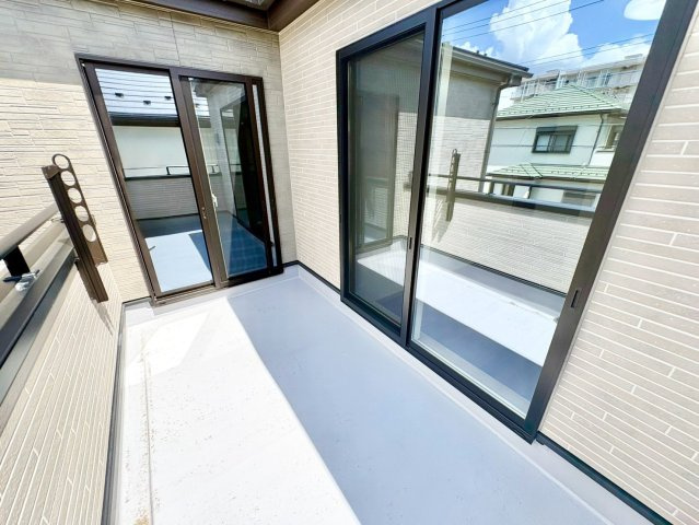 2部屋から行き来できるバルコニーです