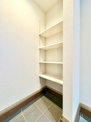 玄関まわりをすっきり保てる収納スペース付き