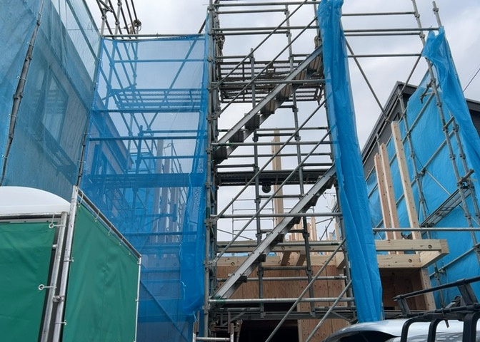バルコニーは、室外の専用スペースのうち、「屋根がなく開放された空間」であるものを指します。ベランダより広いタイプのものが多く、日当たりもよいため家庭菜園などを楽しみたい人にとって適した環境となります。