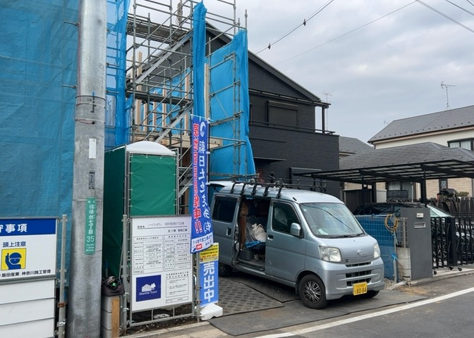 道幅が狭い場所は比較的土地の値段が低いことが多く、また交通量が少ないため騒音が少なく静かな環境で過ごせます。また、小さいお子様がいるご家庭も安心です。一方で車の駐車が難しいというデメリットもあります。