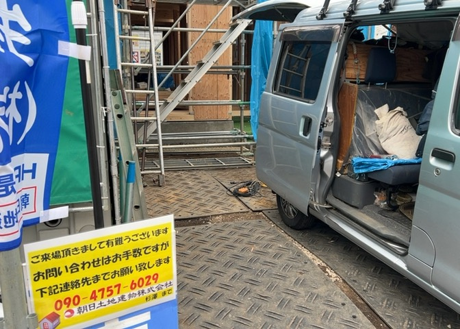 車一台あたりに必要なスペースは、標準サイズの普通自動車で横幅2m50cm、長さ5mは必要になります。ただし、乗降のことも考慮して横幅3m30cm、長さ5m50cmほどは確保できるところを選びましょう。