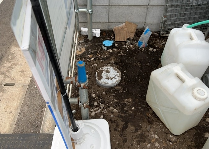 敷地内には、散水栓や立水栓があります。水道水を直接利用できるため、水を運ぶ手間を省くことが出来ます。大量の水を必要とする洗車作業や清掃などに役立ちます。その他設備とあわせて、現地でご確認ください。