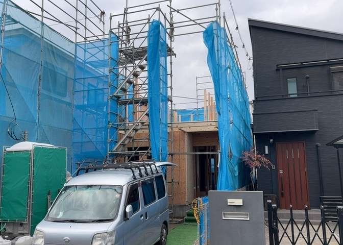 住宅用の土地では前面道路に2m以上接していなければならないと法律で定められています。しかし、お持ちの車のサイズやライフスタイルなどにより、2mでは利便が悪い場合もございますので、事前に確認しましょう。