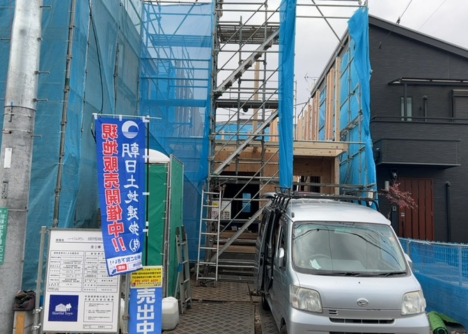 お持ちの車種によっては前面道路が広い方が便利でしょう。しかし、前面道路が広ければその分交通量が多くなるため、騒音などが気になる場合があります。実際に現地を見学し、周辺交通量や騒音などを確認しましょう！