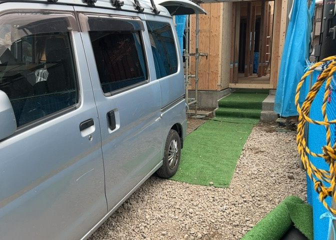 駐車場と明記されていても、最小スペースでつくられた駐車場だと大型車は駐車できなかったり、出入りしにくくなったりする可能性があります。お車のサイズと購入したい物件の駐車場のサイズを現地で確認しましょう。