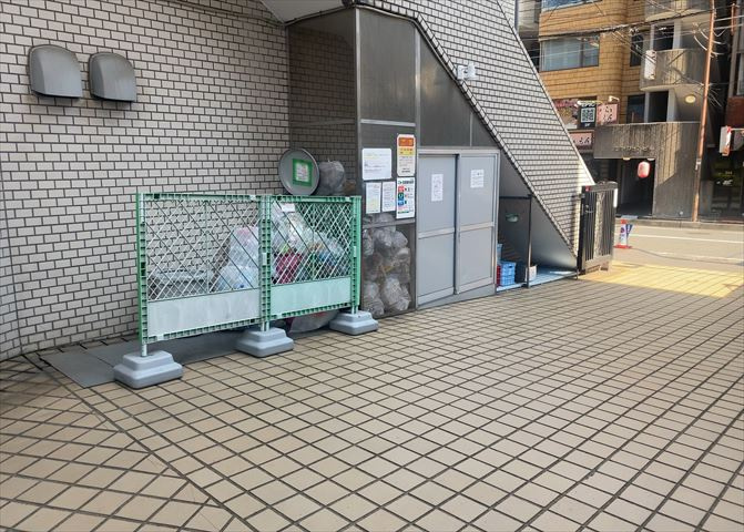 共有部分は、住民なら誰もが使える設備のこと。例えば駐車場やエレベーター、インターネット設備、セキュリティ設備などがあります。他にも、マンションの廊下・外部階段やエントランス・ゴミ置き場などがあります。