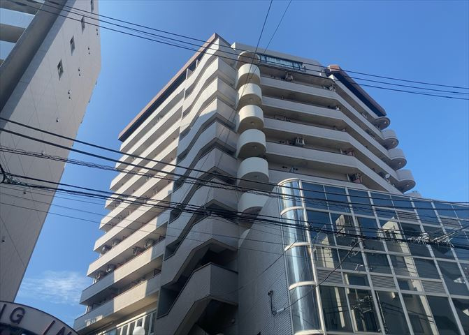 眺望の良さを楽しめるダイニングキッチンで家族団らんの時間を過ごしてはいかがでしょうか。バルコニーから見える景色を家族で眺める時間は、時間が経つのを忘れてしまいそうですね。是非、現地を見に行きましょう！