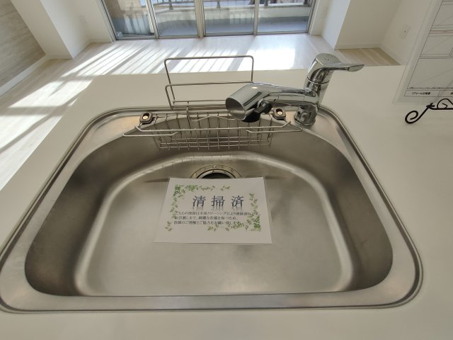 ・シンク　広めのシンクで大きなお鍋やフライパンも洗いやすいです。