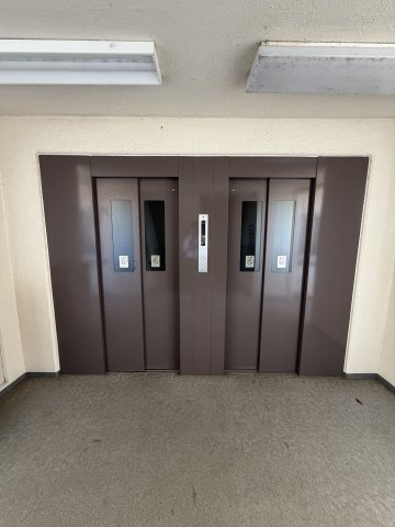エレベーターの停止階は1、4、7階です